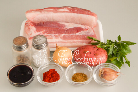 Продукты для картошки с грудинкой: картофель, свиная грудинка, лук, чеснок, соевый соус, петрушка и специи.