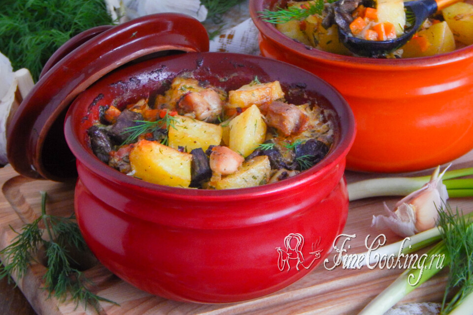 Картошка с курицей и грибами в горшочках — готовое блюдо