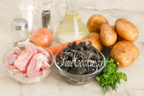 Продукты для картошки с курицей и грибами: картофель, куриное филе, лесные грибы, морковь и лук