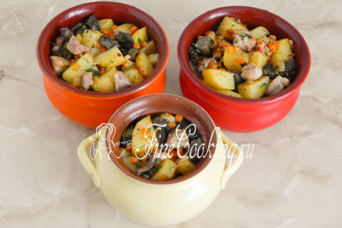 Горшочки с уложенными овощами, курицей и грибами перед запеканием