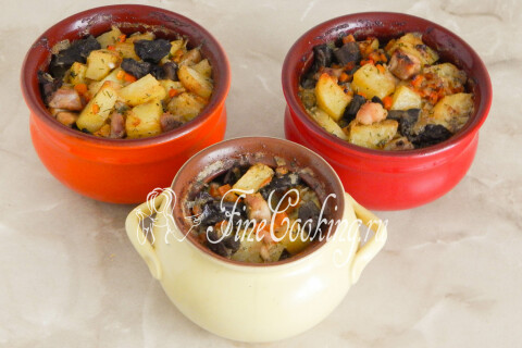 Картошка с курицей и грибами в горшочках, румяная и золотистая
