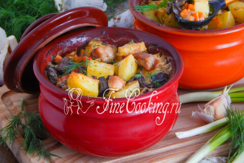 Горшочки с картошкой, курицей и грибами, поданные горячими с зеленью