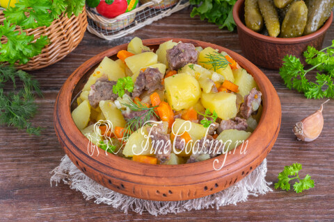 Тарелка с картофелем и тушёнкой, поданная к семейному обеду.
