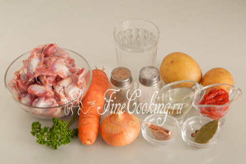 Продукты для картошки с куриными желудочками: картофель, желудочки, лук, морковь, чеснок, лавровый лист и петрушка.