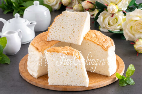 Кастелла, нарезанная порционными кусочками, на тарелке к чаю