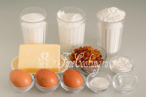 Продукты для кекса на сметане с изюмом: мука, сахар, сметана, масло, яйца, изюм и разрыхлитель