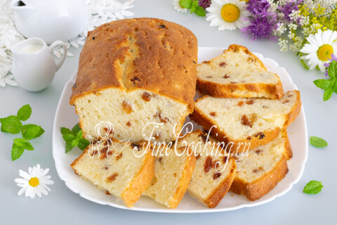Кекс с изюмом, нарезанный порционными ломтиками, на разделочной доске