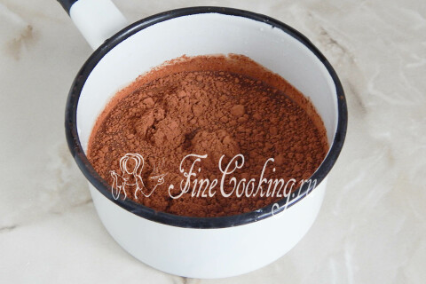 Вода с сахаром и какао-порошком, кипящие в кастрюльке для сиропа