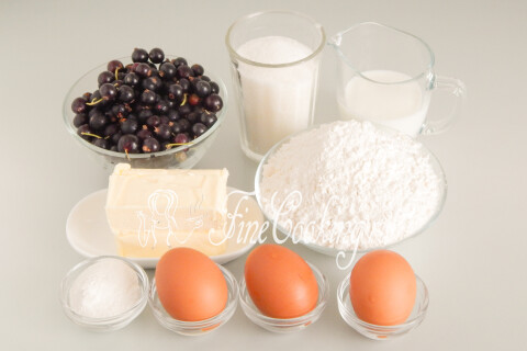 Продукты для кекса с чёрной смородиной: ягоды, мука, яйца и масло