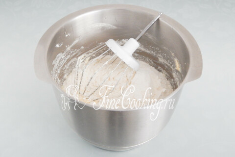 Мучная смесь, всыпаемая в масляную основу для теста