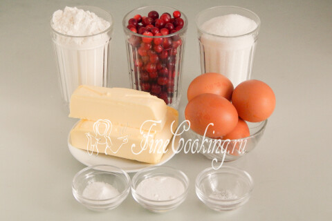Продукты для кекса с клюквой: пшеничная мука, сливочное масло, сахар, ванильный сахар, яйца, клюква и разрыхлитель