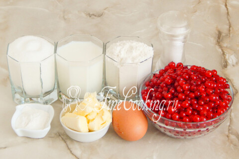 Продукты для кекса: красная смородина, мука, сахар, молоко и яйцо.
