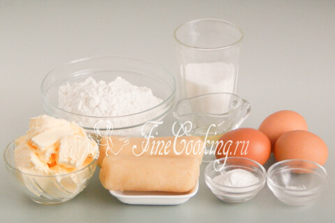 Продукты для кекса с марципаном: пшеничная мука, сливочное масло, яйца, сахар, марципан и разрыхлитель.