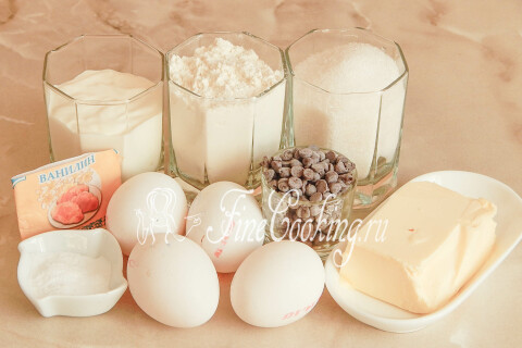 Продукты для кексов с шоколадом: пшеничная мука, сахар, сметана, яйца, сливочное масло и ванилин.