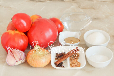 Продукты для кетчупа: помидоры, репчатый лук, чеснок, лавровый лист и специи