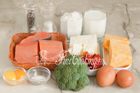 Продукты для киша с красной рыбой: мука, кижуч, брокколи, сливки, сыр и вяленые томаты.