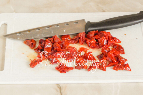 Вяленые томаты, нарезанные небольшими произвольными кусочками.