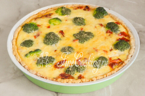 Киш с рыбой и брокколи, запекающийся в духовке до румяной корочки.