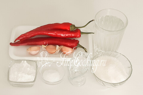 Продукты для кисло-сладкого соуса: острый перец, чеснок, вода, сахар, уксус, крахмал и соль