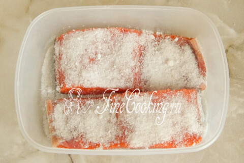 Куски рыбы, засыпанные большей частью соляно-сахарной смеси