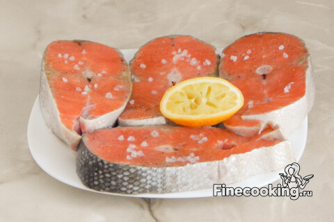 Мясо кижуча, побелевшее сверху после сбрызгивания лимонным соком