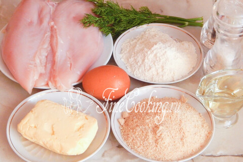 Продукты для котлет по-киевски: куриная грудка, масло, укроп, яйцо и панировка