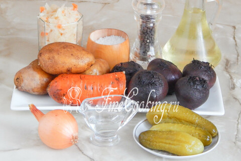Продукты для винегрета: свёкла, морковь, картофель, солёные огурцы и квашеная капуста