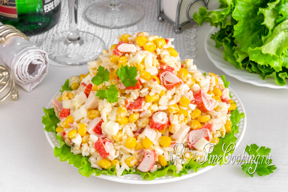 Классический крабовый салат с кукурузой, яйцом и рисом — готовое блюдо