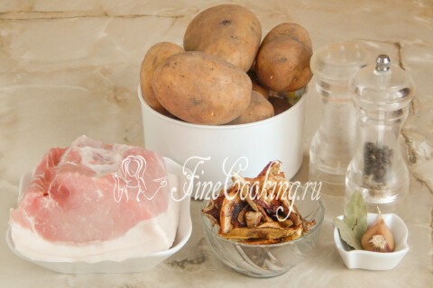 Продукты для клецок со свининой и грибами: картофель, свинина, сушёные белые грибы, чеснок, лавровый лист, соль и перец
