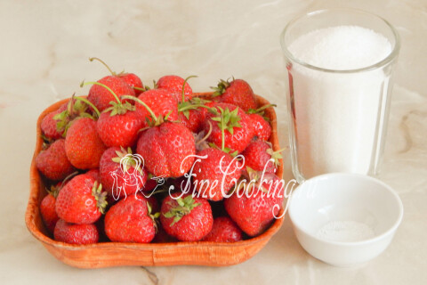 Продукты для клубничного варенья: клубника, сахар и лимонная кислота.