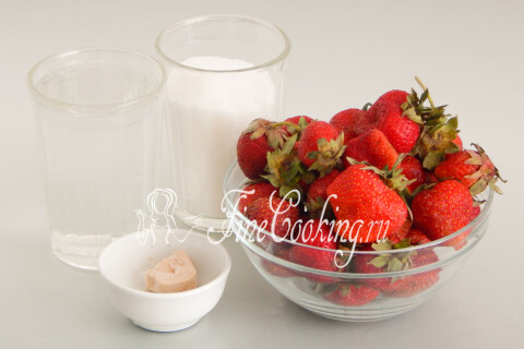 Продукты для клубничного кваса: клубника, вода, сахарный песок и дрожжи