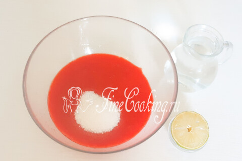 Клубничное пюре в миске с сахаром, водкой и соком лайма.