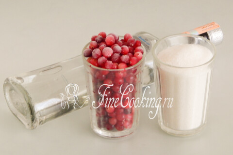 Продукты для клюквенного ликёра: водка, свежая клюква и сахарный песок.