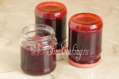Банки с джемом, перевёрнутые и укутанные пледом для остывания