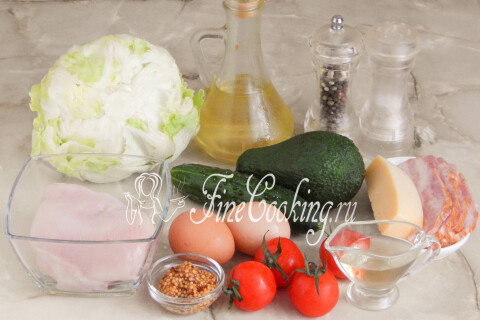 Продукты для Кобб-салата: куриная грудка, салат Айсберг, помидоры черри, огурец, авокадо, сыр Чеддер, яйца и бекон