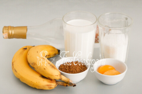 Продукты для кофейно-бананового ликера: водка, бананы, сливки, сахар и кофе