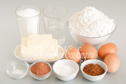 Продукты для кофейного кекса: мука, яйца, сливочное масло, сахар, вода, кофе, какао и разрыхлитель
