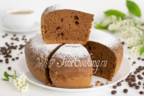 Кофейный кекс нарезан порционными кусочками для подачи