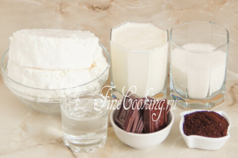 Продукты для кофейной пасхи: творог, сливки, сахар, шоколад, молотый кофе и вода