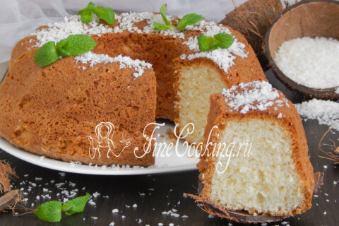 Кокосовый кекс в разрезе с хрустящей корочкой и сочным мякишем.
