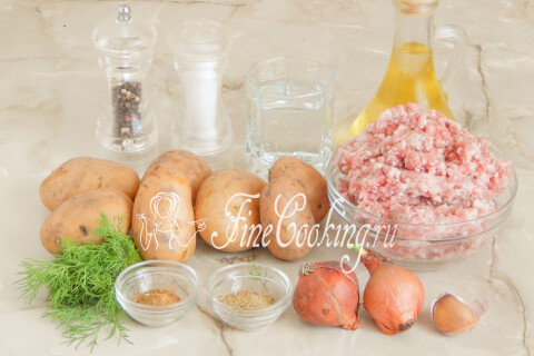 Продукты для колдунов: картофель, свиной фарш, лук, чеснок, укроп и растительное масло.