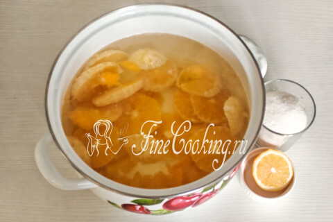 Сахарный песок и лимонный сок, всыпанные в кастрюлю с апельсинами.