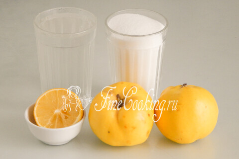 Продукты для компота из айвы: плоды айвы, сахар, лимон и вода.