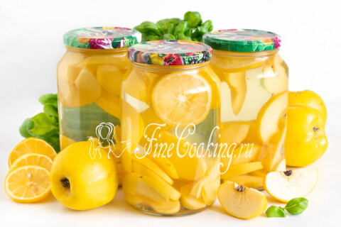 Компот из айвы с лимоном в стеклянной банке и стакане.