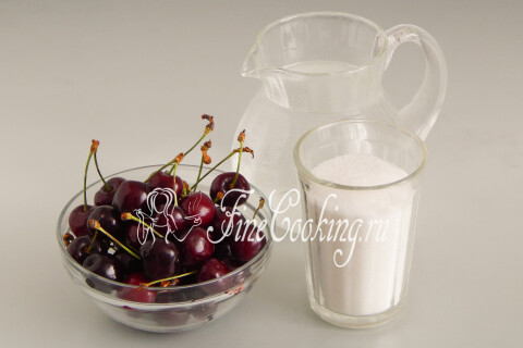 Продукты для компота из черешни: вода, свежая черешня и сахар