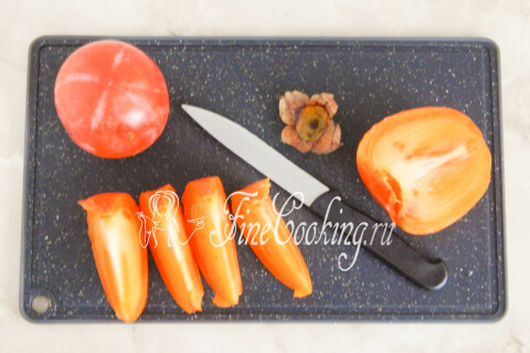 Хурма, нарезанная крупными кусками вместе с кожицей