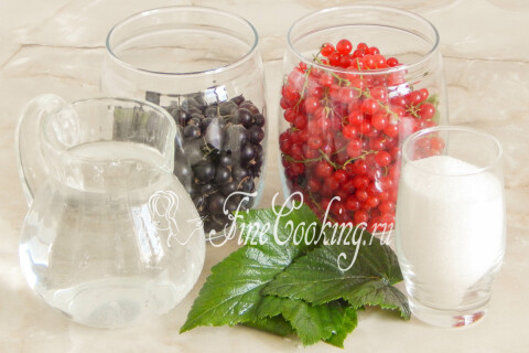 Продукты для компота из красной и чёрной смородины: ягоды, вода, сахар и листья смородины