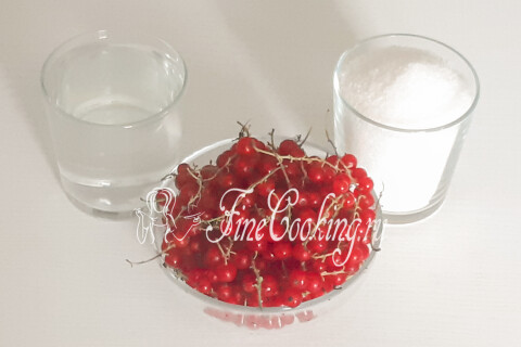 Продукты для компота: питьевая вода, красная смородина и сахарный песок.