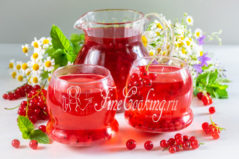 Компот из красной смородины в стакане, охлаждённый и готовый к подаче.