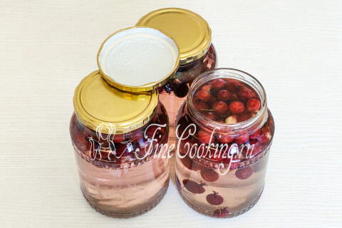 Банки с крыжовником, залитые кипящим сиропом, закупоренные.